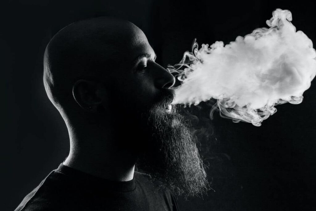 Man vaping delta 8