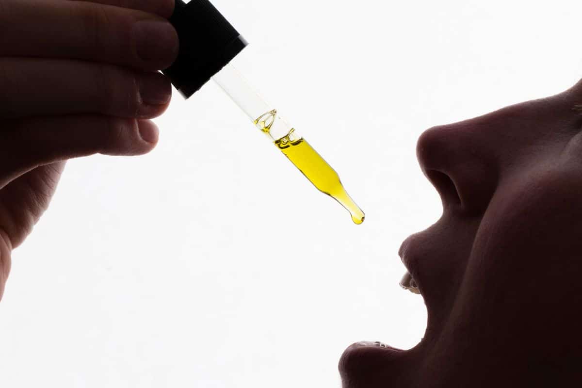 A lady having delta 8 tincture A lady having delta 8 tincture