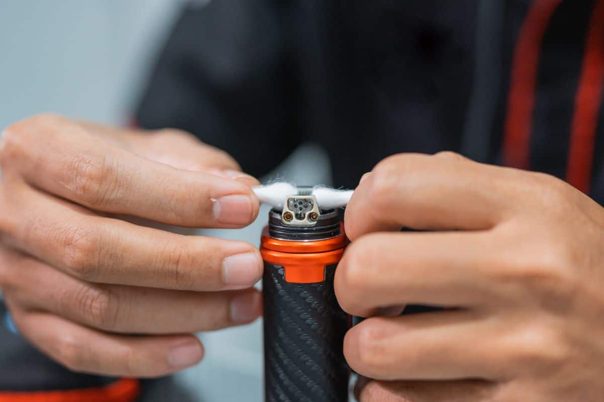 Cleaning Rechargeable Vaping Device Cleaning Rechargeable Vaping Device