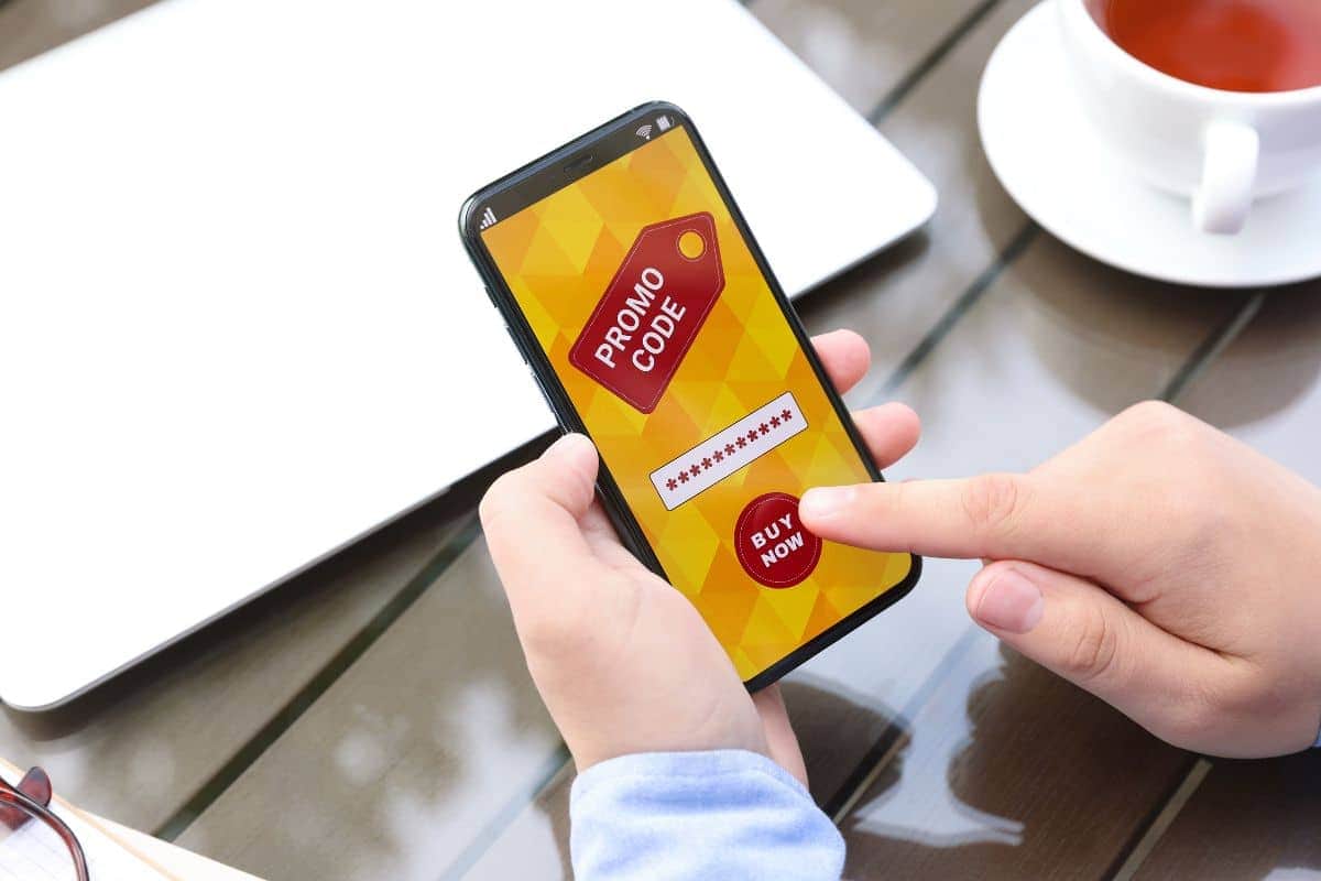 A guy using a promo code to buy vape products on his phone