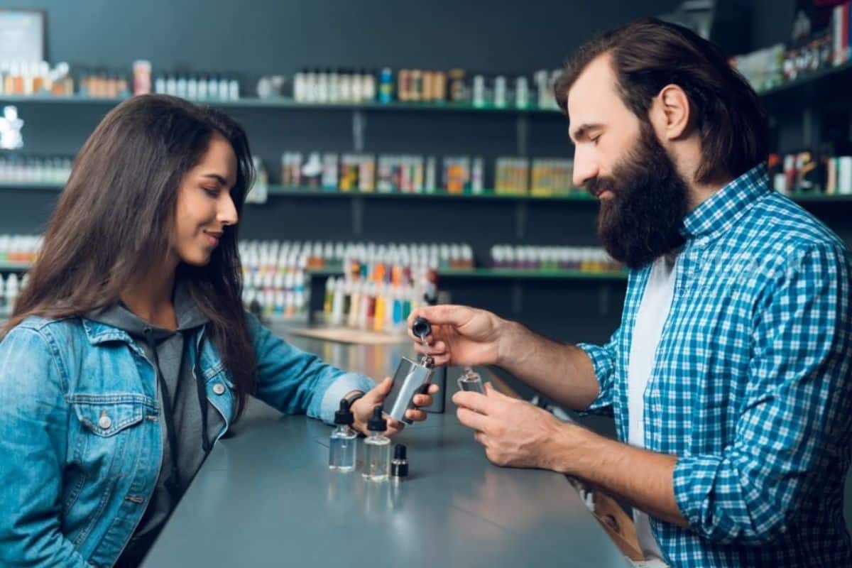A lady buying vape products from the vape store
