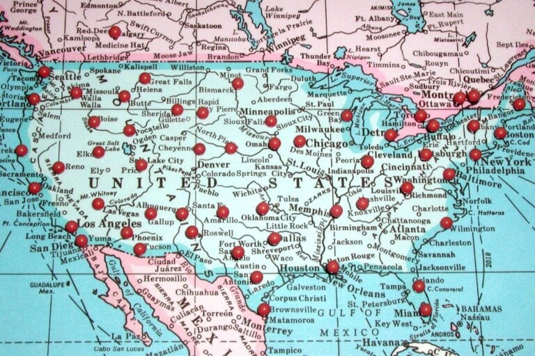 3chi's shipping map displays red dots across the United States.