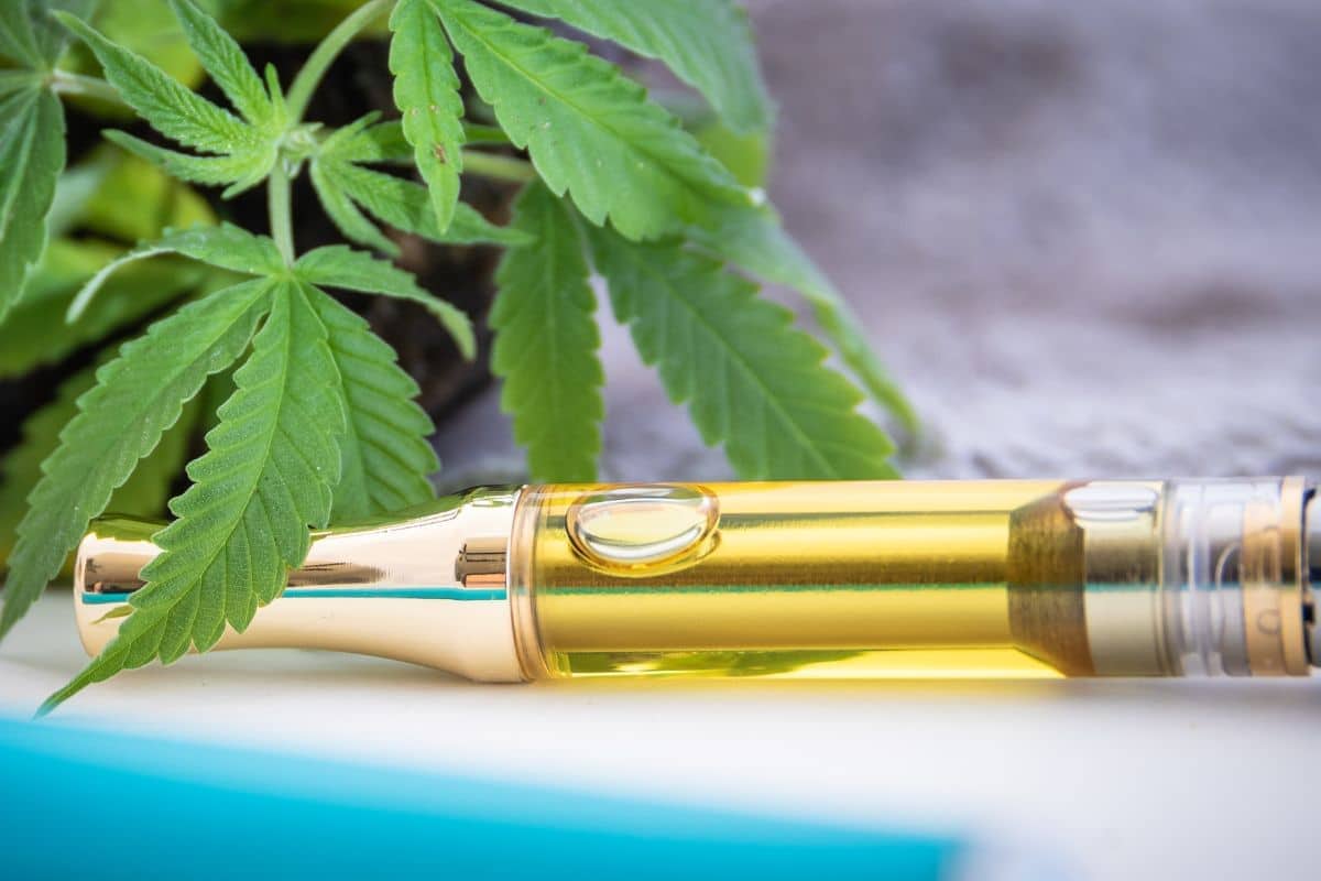A cbd vape pen with a 5 gram cartridge next to it. A cbd vape pen with a 5 gram cartridge next to it.