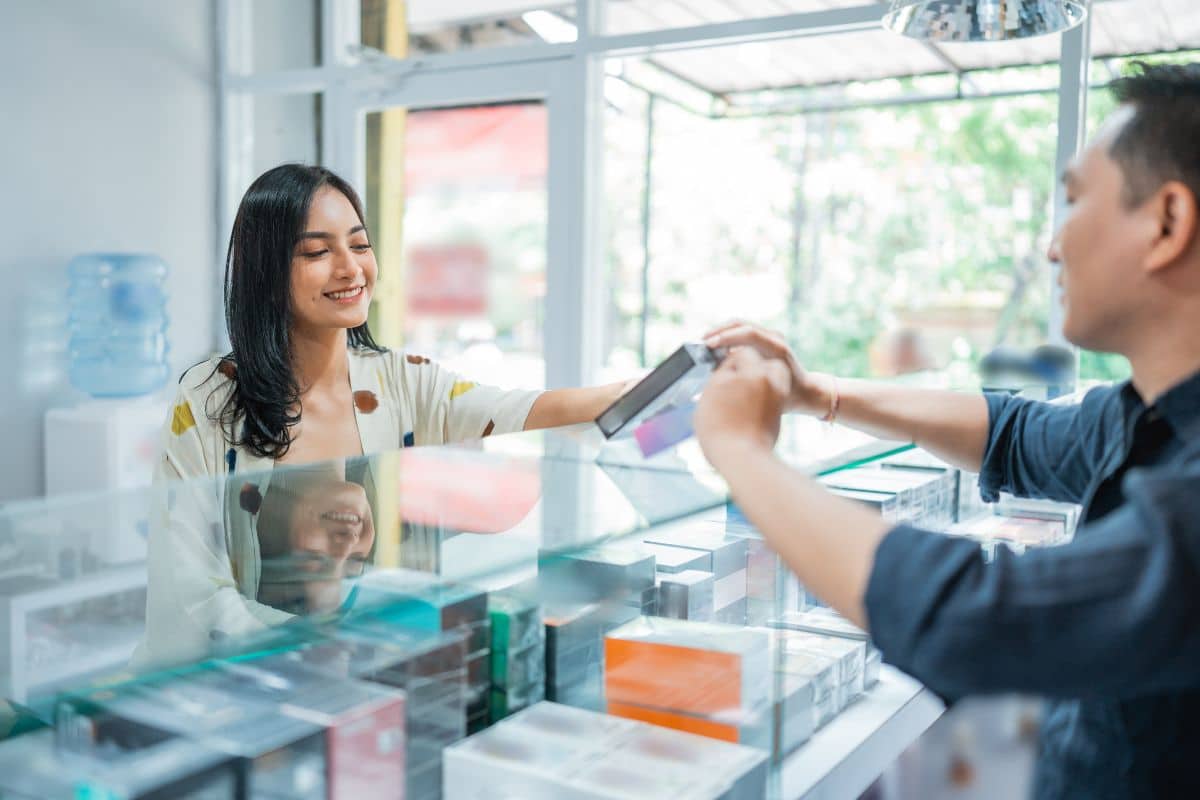 A woman buys disposable vape brands from a reputable store to ensure her delta 8 product is genuine.