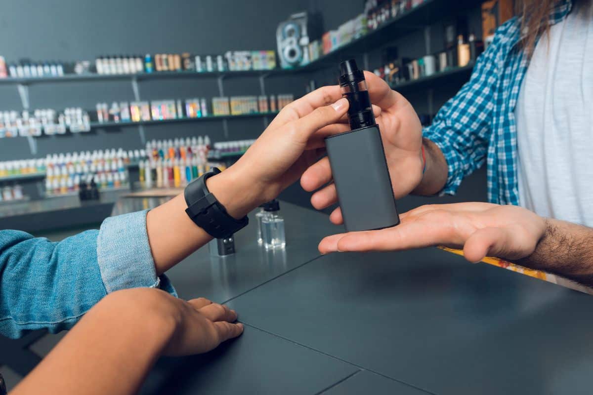 An expert solving the problem of customer regarding his vape