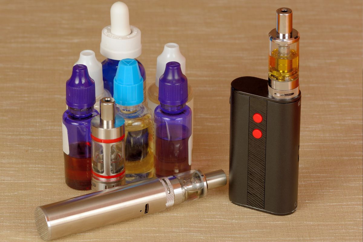 Different kind of vape liquid and vapes shown in the image.