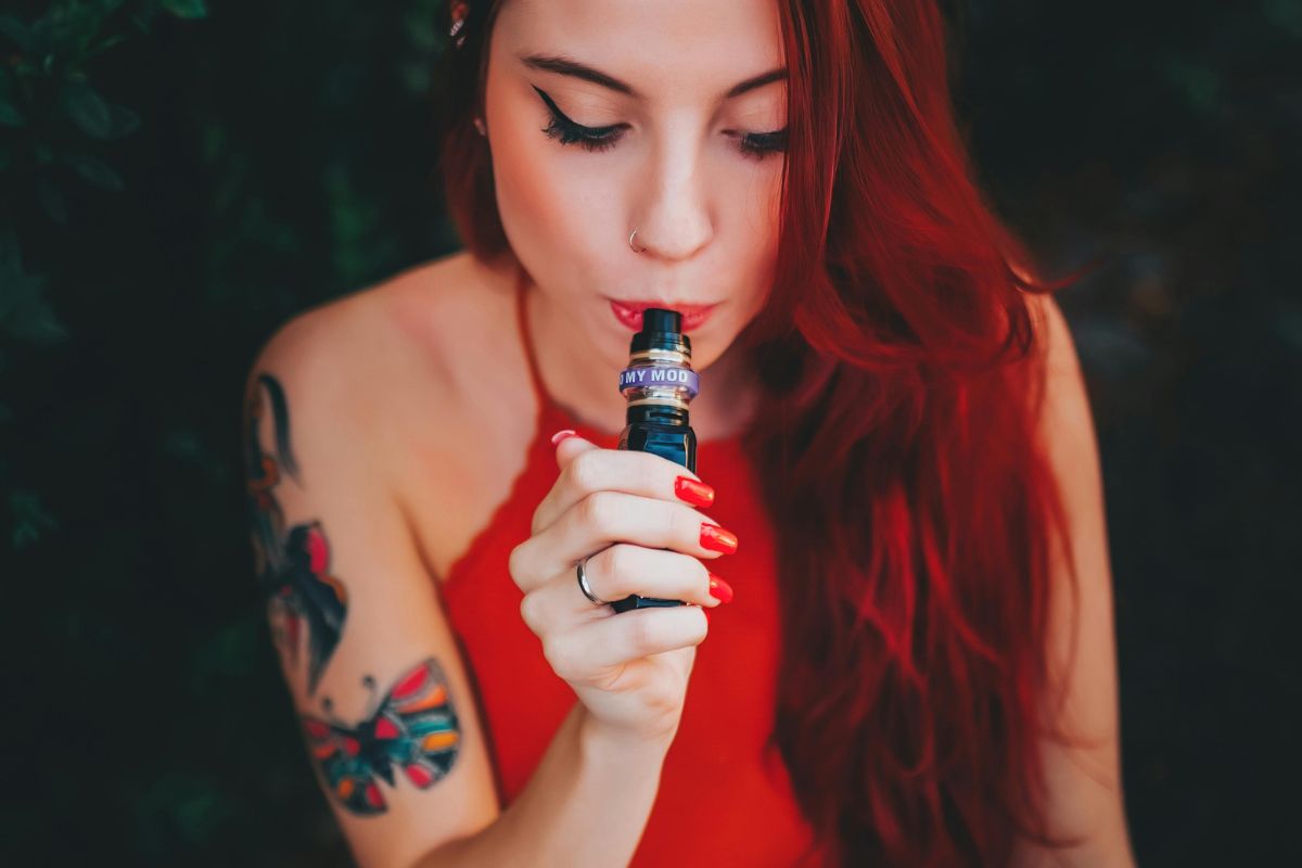 A lady is vaping while learning the technique of zero vaping