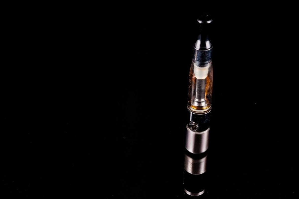 A vape cartridge kept in upright position to avoid oil stuck at the top