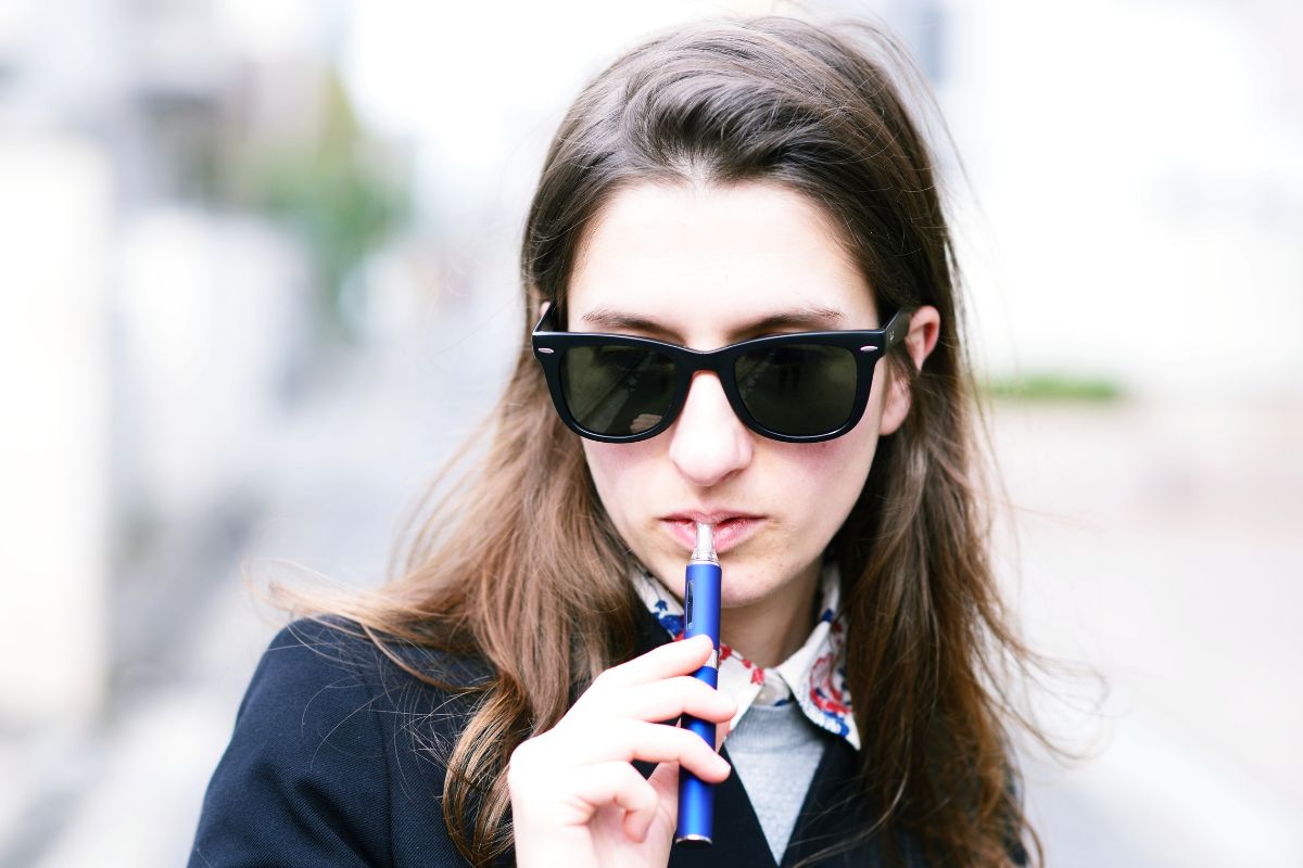 A lady vaping with the help of penjamin