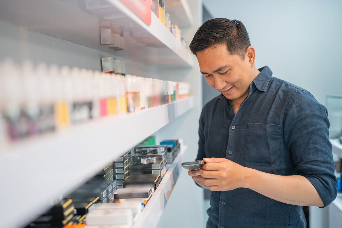 A person is buying Binoid vapes from a vape store