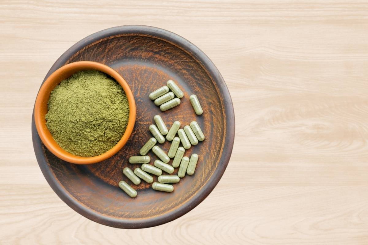 Homemade kratom powder and capsules are shown in the image