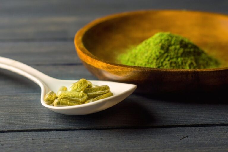 Kratom powder and capsules with high amount of mitragynine and 7 hydroxymitragynine in it
