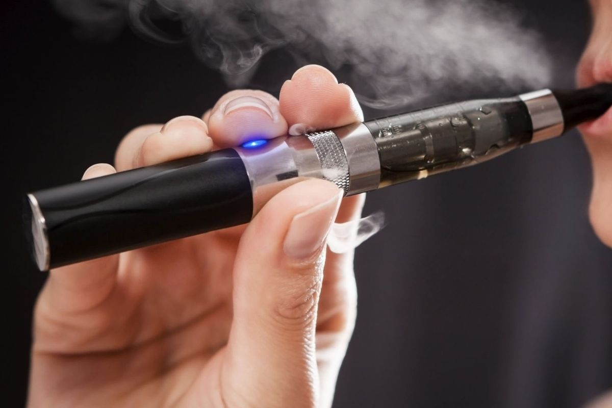A lady using a vape cartridge after preheating it for an optimal experience
