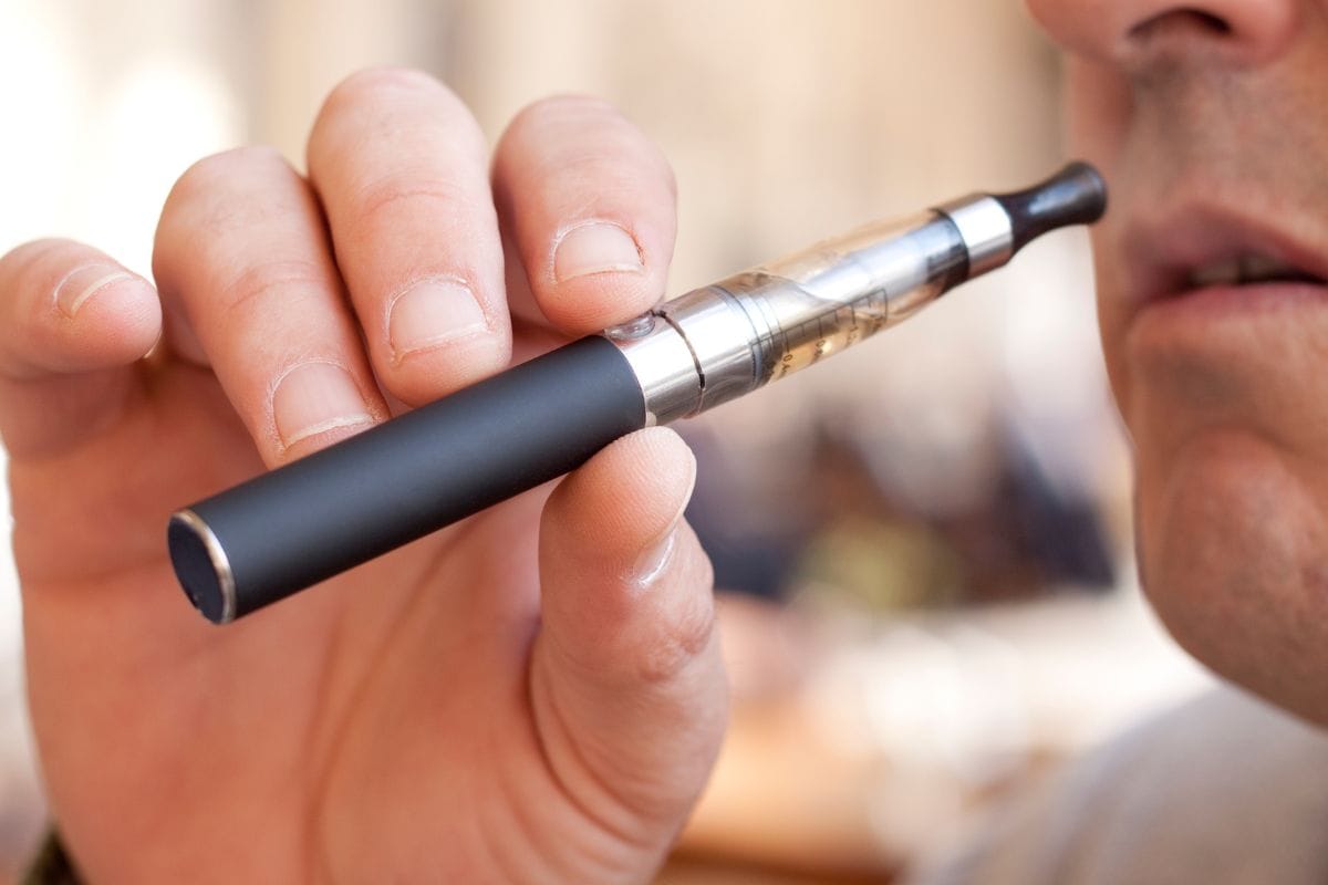 A person using a 1.5g vape cartridge pen
