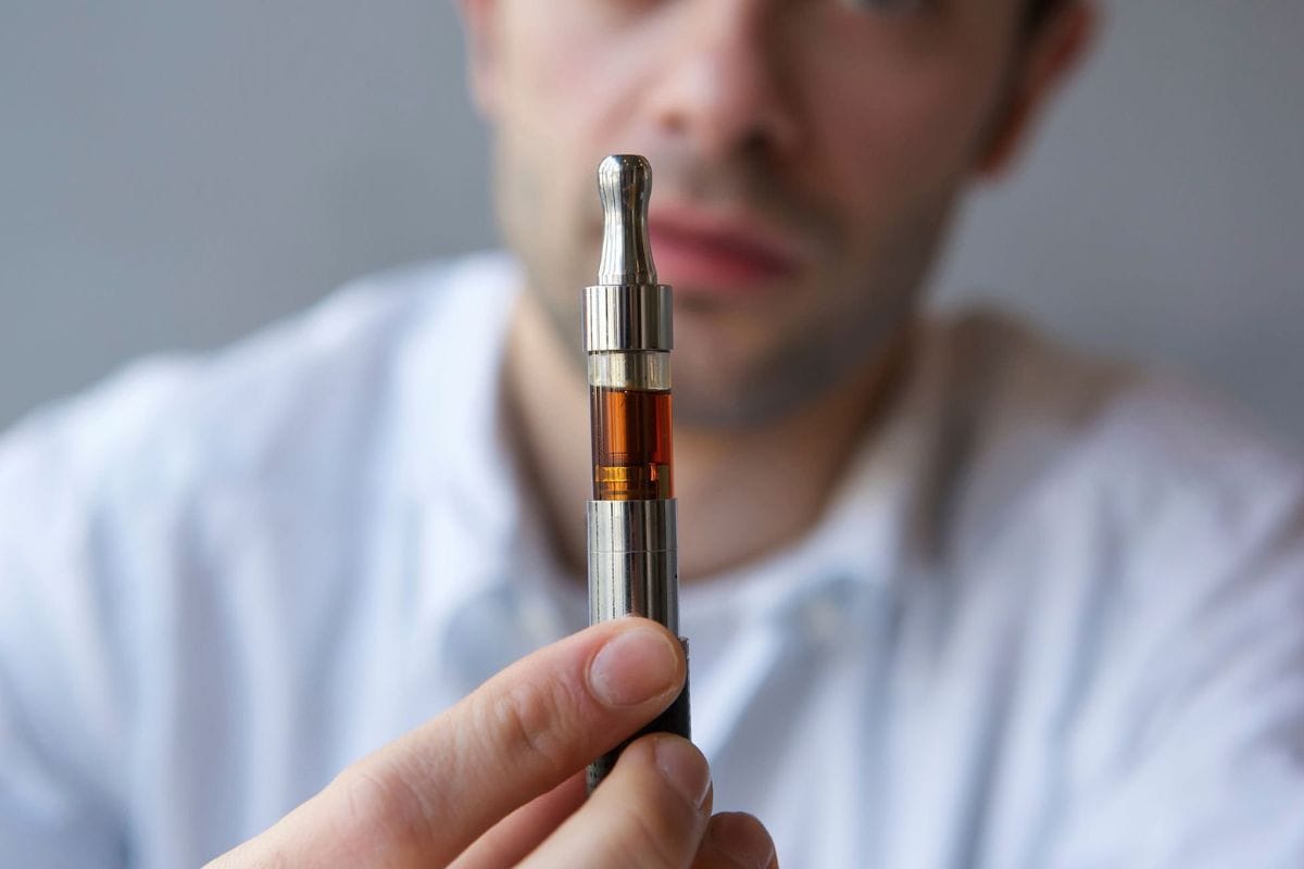 A user showing a vape pen that isn't working because of a clogged cartridge